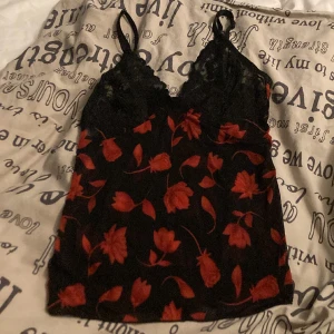 Topp  - En fin kvälls topp, köpte begandad men fortfarande bra skick. Passar små storlekar, jag är s. Pris 80 kr😊 ”köp nu” & Swish går bra