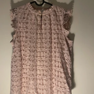 Ljusrosa spetsblus - En väldigt vacker blus från Holly & Whyte by Lindex. Använd några få gånger men är i nyskick. Den är i storlek L men passar jättebra på mig som har storlek M. Det är bara att fråga vid funderingar eller om man vill se flera bilder! 💕