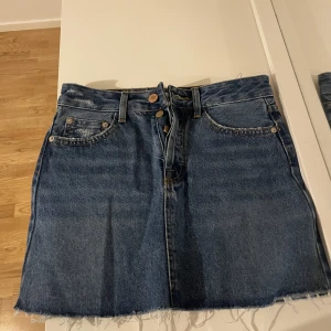 Jeanskjol - Jeanskjol från Bershka storlek 32