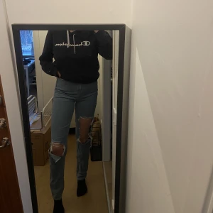 Jeans med slitningar  - Långa jeans med slitningar på knäna. Passar mig bra som är 180 cm lång.  Storlek 28/38, jag brukar ha M i andra byxor. 