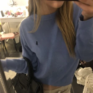 Blå stickad Ralph lauren  - Blå stickad tröja från Ralph lauren 
