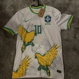 Brasilien ”Fan Jersey” - Som sagt så är det en koncept tröja/ Fan Jersey vilket betyder att det inte är deras officiella tröja.   Size L Oanvänd med taggar kvar.