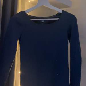 En fin bassic marinblå tröja ifrån lager 157!🙌🏼💗 super fin och bekväm! Knappt använd! Storlek xs! Säljer den för 30kr ink frakt 🙌🏼 💘BETALA VIA SWISH‼️ EJ FRI FRAKT ‼️ TRYCK EJ PÅ KÖP NU‼️