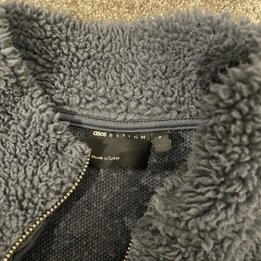 Blå fleece från asos, knappt använd.  Size: M. Tröjor & Koftor.