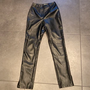 Skinnbyxor med slits - Jättesnygg skinnbyxor med slits längst ner. Byxorna kommer tycker inte till användning 