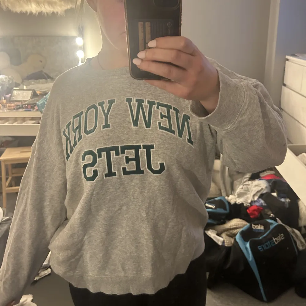 Superfin oversized sweatshirt med tryck som tyvärr inte kommer till användning! Inte använd många gånger, så inga deffekter❣️. Tröjor & Koftor.