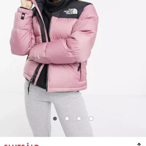 Rosa North Face jacka  - Jag säljer nu min super fina North Face jacka då den inte längre kommer till användning. Jackan är endast använd 1 vinter och har inga defekter eller andra tecken på användning. Köptes för 2 600:- skriv ett meddelande vid intresse 🩷