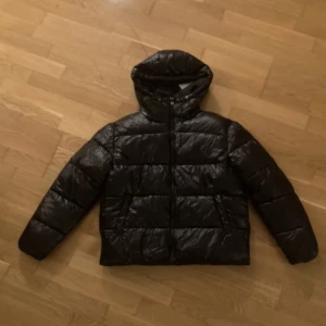 Glansig vinterjacka - Jättefin oanvänd slutsåld lager 157 jacka med prislapp kvar. Köpt för: 500kr. Mitt pris: 350kr.Tryck gärna på köp nu❤️