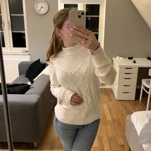 Stickad tröja - en så söt vit stickad tröja, perfekt till vintern 🙌🏻🙌🏻🙌🏻 inte använd mer än ett par gånger så plagget är helt i nyskick!! jätteskönt material och sticks inte. storlek M men tvekar inte på att den passar S bra också.