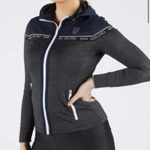 Maya delorez tröja - Säljer denna ridtröjan från maya delorez, använt få tall gånger så fint skick