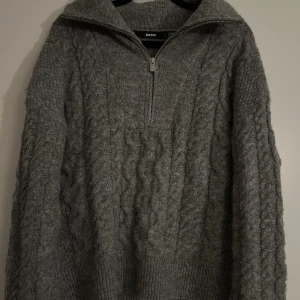 Grå stickad tröja  - Säljer denna stickade tröja från bikbok i storlek S för 169 kr, nypris är runt 400 kr. I väldigt bra skick 💗perfekt nu till vintern 💗pris kan diskuteras 