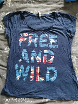 T-shirt  - Fishbone t-shirt i väldigt fint skick. Den är i storlek L