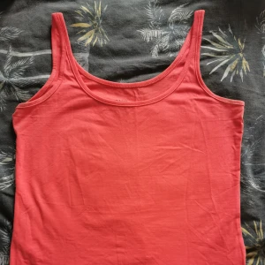 Ett linne och två tröjor - Den blåa är som en tunika, den går lite längre ner och är i storlek xl skulle jag gissa på. Linnet är i storlek m och tröjan är i storlek L