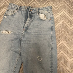 Jeans - Jeans med slitning på knät ifrån zara som är vida så snygga!