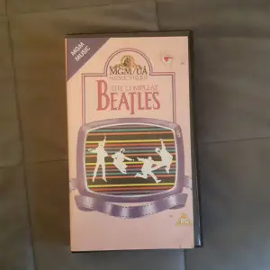 Säljer en kaset av The Beatles från 1982. Köpt på en second hand och aldrig provspelad(av mig) men ser inte några skador på bandet. Vet inget om kaseter men kontakta mig vid frågor så svarar jag så gott jag kan❤
