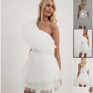 SÖKER - Säker denna klänning från NA-KD i storlek 34. 