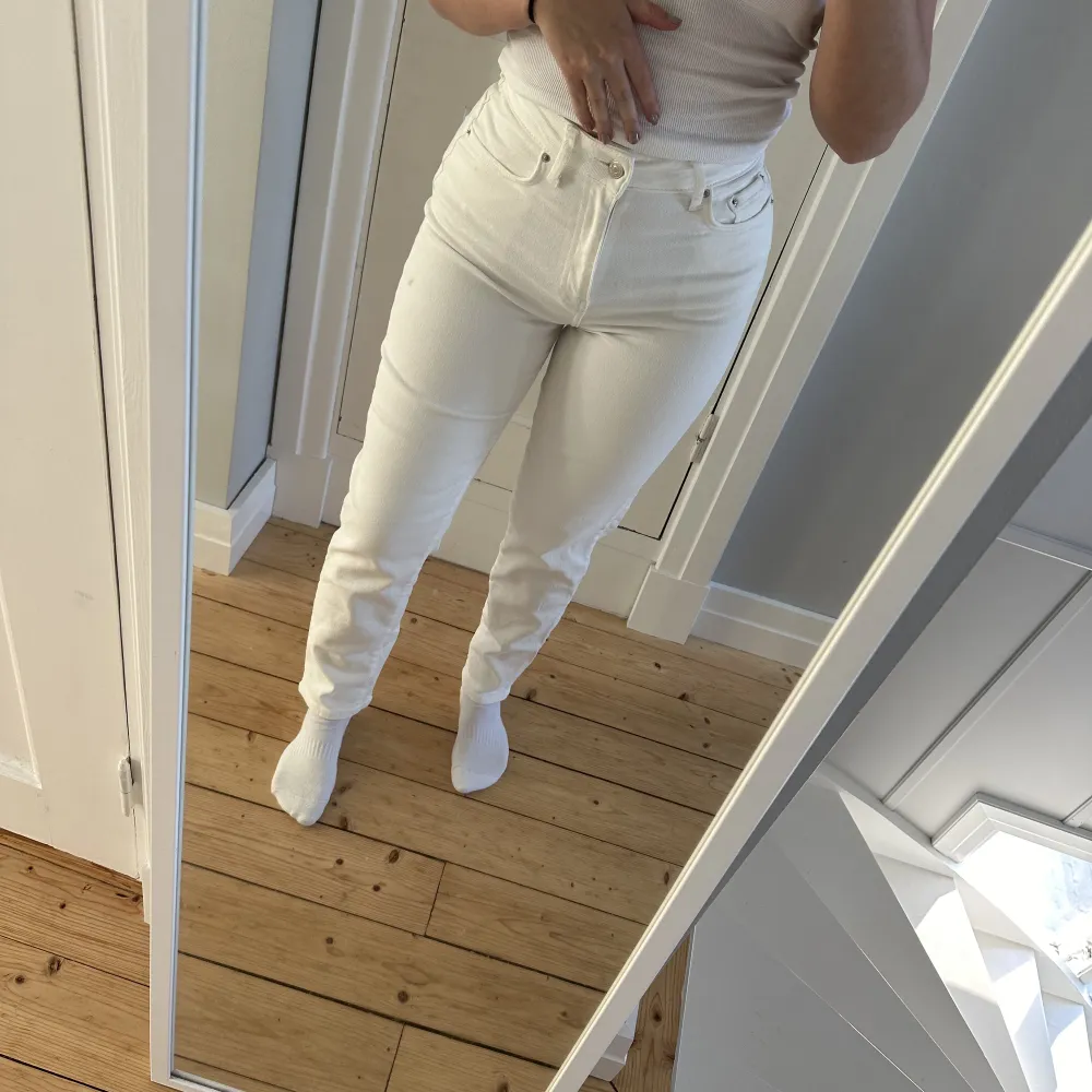 Vita jeans från Gina tricot i modellen comfy mom. Superstretchiga och sitter fint på kroppen. Jag har på bilderna på mig storlek 32 men är egentligen en 34/36.. Jeans & Byxor.