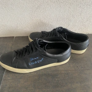 Saint Laurent skor - Säljer ett par extremt snygga saint Laurent skor i skick 9/10. Passar storlek 44 perfekt. Kvitto finns även. Kan även tänka mig byta mot golden goose! Skriv om ni har några frågor🙌