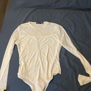 Tröja - Två fina bodys från Boohoo, genomskinliga ärmar. Andra bodyn har knytning bakom nacken. 250 för båda eller 100kr/st. Köparen står för frakten😊