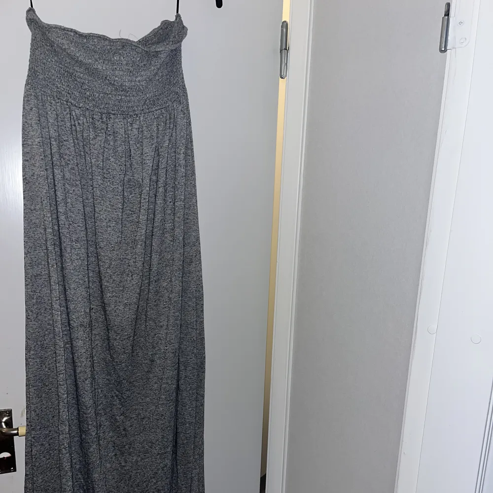 Jättefin lång klänning med slits använd 2 ggr . . Klänningar.