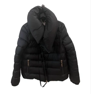 Elisabetta Franchi puffer 40IT ( 36 EU, S) - Puffer Elisabetta Franchi S storlek , i bra skick , jättevacker och varmt 