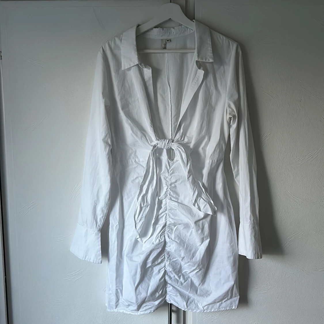 Vit skjortlinkande klänning