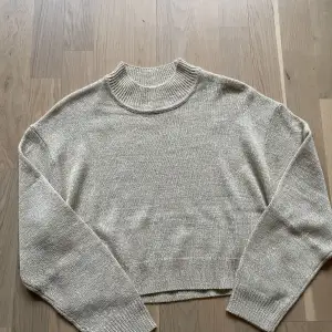 Säljer denna super snygga stickade tröja från H&M!💗 Aldrig använd!💕  Köpt för 199 säljer för 100💗 Storlek XS💕