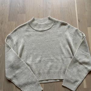Stickad tröja H&M - Säljer denna super snygga stickade tröja från H&M!💗 Aldrig använd!💕  Köpt för 199 säljer för 100💗 Storlek XS💕