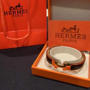 Hej säljer mitt helt nya Hermes armband för tyckte den inte Åsa mig. Kom privat för frågor och liknande 