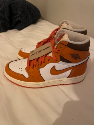 Jordan 1 Starfish - Säljer ett par nästintill DS Jordan 1 starfish i storlek 38,5, köpta för 1 månad sen för 1900kr men de används inte och de går ej att lämna tillbaks. För fler frågor kontakta gärna mig👍 