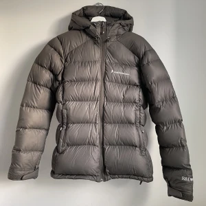 Peak performance dunjacka dam  - Peak style W frost DJ dam i en olivgrön färg.  Jackan är använd några gånger men den är i så gott som nyskick utan defekter.  Det tillkommer även en liten påse för jackan som man kan rulla ihop den i.  Nypris runt ca 4000kr  Storlek: M 