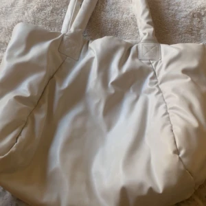 Fake läder väska  - Stor väska från hm i fint skick  Crèmevit/ljus beige 