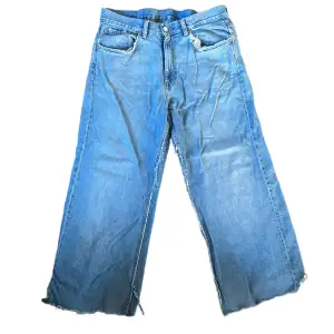 Ett par skit snygga baggy/wide leg jeans från weedays beyond modell. 