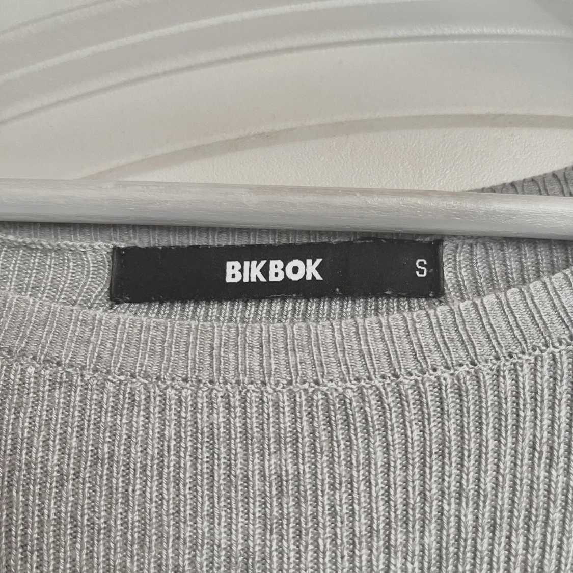 Grå tröja volanger - 90