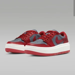 Jordan air 1 elevate low  - Säljer pga för små. Skicket är 8/10 pga lite smutsiga.Köpta för 1599 kr. Dem fraktas i orginalförpackningen.  Köp direkt för 800 kr 
