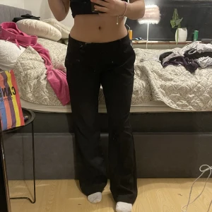 Bik bok lågmidjade kostymbyxor  - Säljer nu mina nya lågmidjade kostymbyxor ifrån bikbok i st 40, det är förstora tyvärr. Ny pris 400kr mitt pris är 200kr+frakt❤️‍🔥