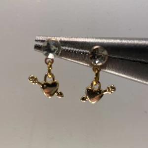 Diamond Arrow through heart earrings💘 - Superfina handgjorda örhängen!💗