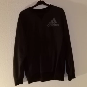 Collegetröja - Collegetröja i fint skick från adidas - climalite i storlek M