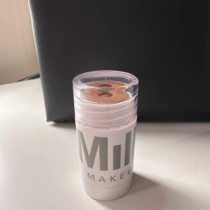 Milk makeup bronzer stick  - Jag säljer min milk bronzer stick i färgen baked då jag inte tycker färgen passar mig❤️ Den är ändats andvänd fåtal gånger och nogrant rengjort, har även skrapat av de yttersta lagret produkt som nuddat min hud😊 köparen står för frakten!