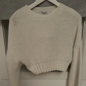 Stickad tröja  - Stickad tröja från nakd super fin croppad modell. Stolek XS, 100kr.✨✨