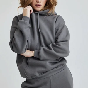 Hoddie - Säljer denna sköna och snygga hoodie för att den inte kommer till någon användning. Den är i bra skick och skriv för fler bilder. Tryck gärna på köp nu💕Nypris 400kr