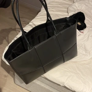 Väska  - En större väska som e perfekt till skolan 