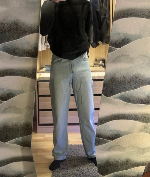 Ljusblå Jeans Loose Fit - Ljusblå loose-fit jeans av märket asos design  Säljes då jag nöstan aldrig använder de.