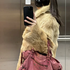 Pälsjacka - Säljer denna jackan köpt i Italien för ca 3 år sedan. I jättefint skick. Nypris: 6000kr  Mitt pris: 2500