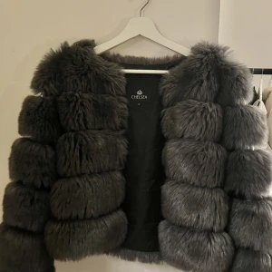  Chelsea pälsjacka - Säljer min super fina pälsjackan från Chelsea, inte äkta päls! Köpt för 800kr, nyskick!!❤️pris kan diskuteras!!