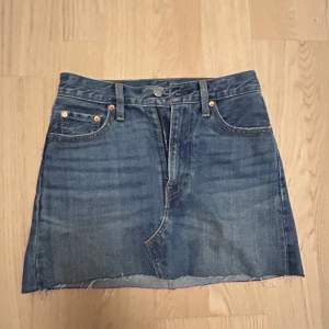 Jeanskjol från Levis, säljer då den är för liten för mig