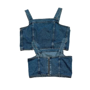 Jeanstopp - Jeanstopp från Weekday, knäpps med dragkedja i ryggen. Strl M