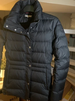 Tommy Hillfiger dam jacka  - Min syrra har köpt en ny jacka och ville inte ha sin gamla jacka. Skick 9/10 lite använd men ser väldigt bra ut. 