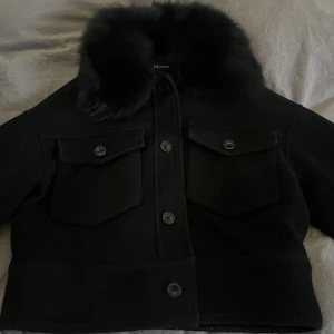 Meotine jacka - Säljer nu min supersnygga meotine jacka ” Charlie jacket - wool- black”. Den är lite nopprig men annars i fint skick, det vita på jackan är endast ludd från en halsduk som man lätt kan få bort. Skriv för intresse eller fler bilder💖🫶🏼 mitt pris 1600kr