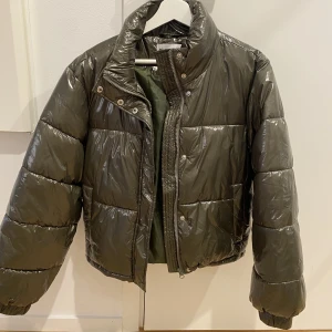 NA-KD jacka - Köptes i januari för 1099kr nyskick jätte varm jacka.